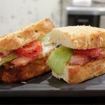 トリワイン ＰＩＫＯＳＨＨＨＵ - 自家製フォカッチャのパニーノ(ワイルドサイド)