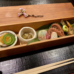 津の守坂 小柴 - 八寸　ヤリイカウニ、ふきのとう、コイの手毬寿司、イイダコ、そら豆、もろこ、からすみ