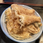 天富士 - 私に頼んだ穴子丼は 穴子が肉厚で、 質が良いかなり大きめで中はふっくら、外はカリッと素晴らしい仕上り。 理想的です。  蓮根の食感も好みだし、 アスパラガスは甘味さえ感じる新鮮さ 南瓜　ホクホクして甘い 茄子　ジューシーです♪ デモ水っぽく無い。