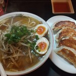 麺や横丁 縁日 - 「 もやしラーメン・大 」と「 ギョーザ 」