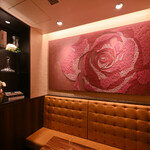 Daitokuju - 個室は花のストリングアートをご用意しました。上品なプライベートな空間で焼肉をどうぞ！