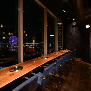 Spend a dramatic moment with a view of Minato Mirai