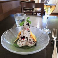 ピッツェリア ロマーナ ジャニコロ - リコッタとベリー・ナッツ・チョコチップのアイスケーキ シチリア風カッサータ