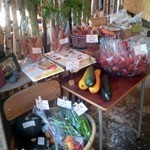 メーメーベーカリー - 店内３（入り口では野菜を販売）