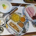 Igurekku - 世界一の朝食：バター3種（ トマト・パセリ・プレーン）、生コンフィチュール（パイナップル）、栗の花の蜂蜜、アーモンドペースト、自家製グラノーラ、ジャンボンフランと生ハム