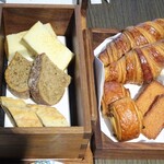 イグレック - 世界一の朝食：パン〈上段〉クロワッサン、パン・オ・ショコラ、フィナンシェ〈下段〉パン・ド・ミ、カンパーニュ、バゲット