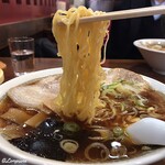 たかみ屋 - 麺は極細ちぢれ麺