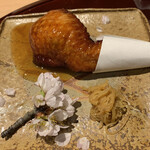 おみ乃 - ・手羽先（うすい豆と餅米、筍の姫皮土佐煮）