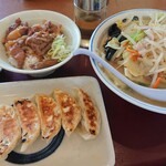 山田うどん - 野菜たっぷりタンメン、パンチ丼、焼きギョウザ
