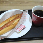 Misuta Donatsu - ジューシードッグとコーヒー