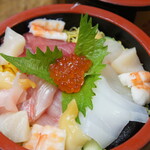 鶴生館 - 華やかなちらし寿司。手軽にたくさん魚介の食べられます。