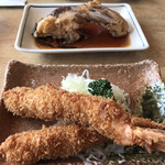 まるは食堂旅館 南知多豊浜本店 - エビフライと鯛の煮物