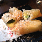 Sakenomidokoro Hanauta - そら豆と香りチーズの揚げ春巻き（１本 ３８０円）