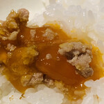 おみ乃 - 新潟県南魚沼の笠原農園産コシヒカリの土鍋炊き
      そぼろと黄身醤油漬けで