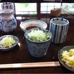 そば處 中西屋 - 蕎麦が来るまでしばし。漬物と薬味がたっぷり。（連れの物も写っています）