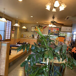矢嶋食堂 - 店内に戻る途中…店内をパチリッと…
            
            ボツボツとお客様がいらっしゃる。