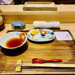 日本橋 蕎ノ字 - ◎カウンターテーブルの設え。レモン、塩、天つゆ、大根おろし。