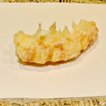 日本橋 蕎ノ字 - ■車海老（鹿児島産）
      ☆一つ目のレアの海老は塩で頂く。絶妙な火入れ加減である。
      天ぷらは最初の海老で全てが決まると言っても過言ではない。