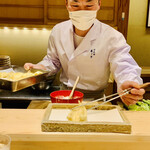 日本橋 蕎ノ字 - ◎きすの天ぷらを皿に優しく置いていく。