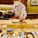 日本橋 蕎ノ字 - ◎ふきのとうの天ぷらを天つゆの器に入れていく。