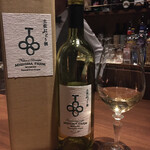 バー ゴヤ - お祝いで一杯いただいた、高知のワイン。若々しくて酸味も程よくあって、厚みがしっかりあるけど複雑味はない、なんとも不思議なワイン。