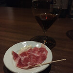 バー ゴヤ - シェリー酒。香りもコクもあるけど、割とスッキリした味わい。イベリコ豚がとにかくうまくて、シェリー酒もクセ強くなく、余韻・後味でイベリコ豚を引っ張ってくれる感じ。