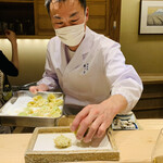 日本橋 蕎ノ字 - ◎大将が食材の説明をしながら丁寧に天ぷらを置いていく。
