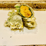 日本橋 蕎ノ字 - ■うに大葉巻き
      ☆北海道産バフンウニ。大葉に巻いて天ぷらに。
      うにの甘みと香りが格別に美味い。塩で頂く。