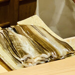 日本橋 蕎ノ字 - ◎長崎県対馬は全国でも有数の穴子の産地。 漁場の海流は速いため穴子が引き締まり、脂のりが良い美味い穴子が獲れる。