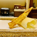 日本橋 蕎ノ字 - ■たけのこ
      ◎京都山城産のたけのこの天ぷら。筍の皮の上に載せてある。