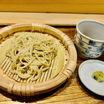 日本橋 蕎ノ字 - ■蕎麦
      ☆冷たい二八蕎麦。
      ◎鈴木大将自ら蕎麦を打って供してくれる。