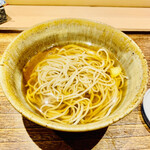 日本橋 蕎ノ字 - ■追加の蕎麦
      ◎暖かいかけそば柚子の香りが効いて、桜海老のかき揚げを載せて頂く。蕎麦で〆るから『蕎ノ字』である。