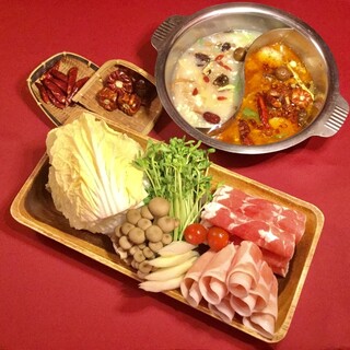 深夜限定 お試し火鍋セット 現在は時短営業中につき提供できません 毎日 朝3 00閉店 最終入店2 00 深夜ぴったりなお得なセット 老麻火鍋房 薬膳火鍋専門店 らおまあひなべぼう 神泉 中華料理 食べログ