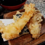 手料理 右近 - 揚げ立ての天ぷらは衣がサックサク軽い！食べ応えのある海老は、プリッとレア感が残る絶妙の揚げ具合