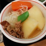 手料理 右近 - お出汁が効いた上品な薄味の肉じゃがは、ゴロリと大きなホクホクのじゃが芋や牛肉の旨味、人参や玉ねぎの甘味が豊か