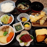 手料理 右近 - 注文ごとに丁寧に手作りされるお料理がズラリ！思わず歓声をあげてしまう豪華なお弁当は税込み1,000円