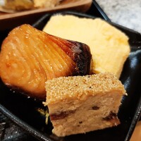 手料理 右近 - お出汁がジュッワー！と溢れるふっくら出汁巻き、串に刺しじっくり焼き上げたブリの幽庵焼き、鶏ひき肉や鶏レバーにレーズンやクルミを合わせた松風焼き
