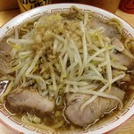 ラーメン二郎 - 小ブタラーメン 750円 麺半分・ニンニク・カラメ・アブラ