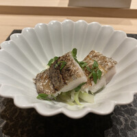 すし昇 - 釣りの太刀魚　下にうるい　木の芽酢で