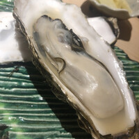 すし岩瀬 - 仙鳳祉産の蒸し牡蠣。味付けは何もせず、カキの塩味のみでいただきます
