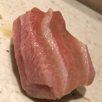 すし岩瀬 - 下田に揚がった大トロの蛇腹。文句なしにウンマイ
