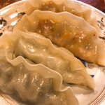 しみず - 韓国餃子
      奥がキムチ　手前が肉