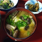 Misodiyasennomizu - セリとキノコがとても美味しかったお味噌汁。右上の小鉢も美味。