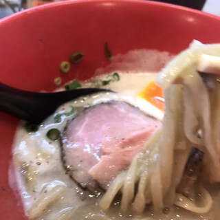 おいらのらーめん ピノキオ - 麺は中太ちぢれ。食べ応えあり。