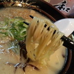 Kyuushuu Ramen Nagomi - 中細麺ｽﾄﾚｰﾄで、断面はｴｯｼﾞのある微妙な長方形、高加水率