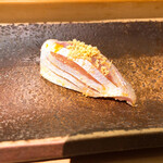 すし匠 - 春小鯛のおぼろがけのにぎり(シャリ小)