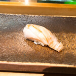 すし匠 - 鰆のにぎり(シャリ小)