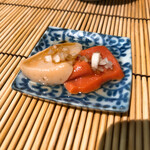 すし匠 - 帆立レバ刺し風(左･精巣と右･卵巣)