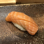 すし匠 - サクラマスの桜締めのにぎり