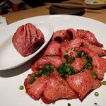 Tanto Tan Yakiniku Iwashige - 和牛タンステーキと特選タン二種盛り合わせ